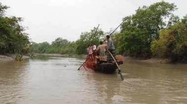 Balıkçılar su samuru birinde cannels Mongla, Bangladeş'te Sundarbans Ulusal Parkı ile balıkçılık yapmak.