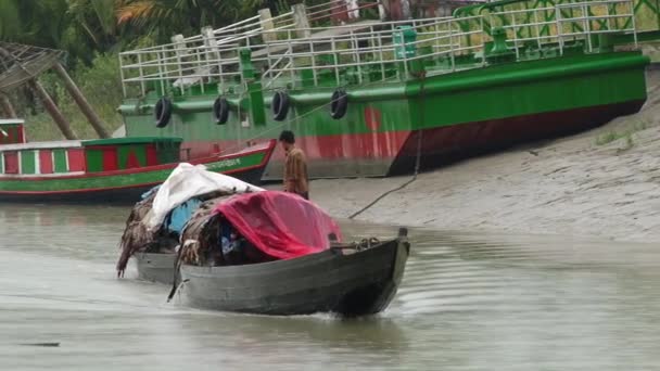 Fishermen ride motorboats by one of the channels of Sundarbans National park. — Stock Video