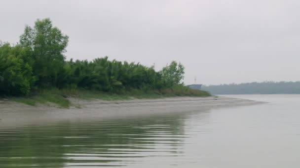 Круизный корабль находится на якоре в одном из каналов национального парка Сундарбанс в Монгла, Бангладеш . — стоковое видео