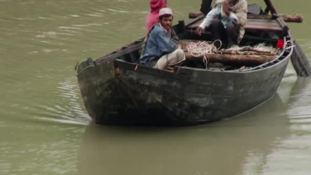 Pescadores remar barco de pesca tradicional por um dos canais do Parque Nacional Sundarbans . — Vídeo de Stock