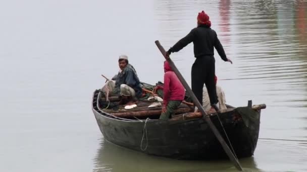 Рыбаки гребут на традиционных рыбацких лодках у одного из каналов национального парка Сундарбан . — стоковое видео