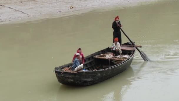 Rybacy wiersza tradycyjnych rybackich łodzi przy jednym z kanałów w parku narodowym Sundarbans. — Wideo stockowe