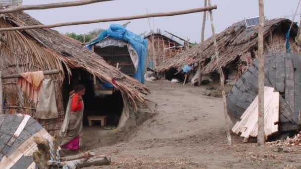 Vrouw wandelingen door de straat van traditionele arme fishermens dorp in Mongla, Bangladesh. — Stockvideo