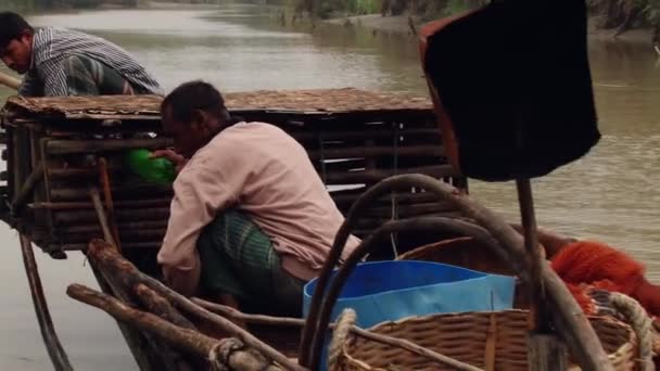 Рыбаки гребут на традиционных рыбацких лодках у одного из каналов национального парка Сундарбан . — стоковое видео