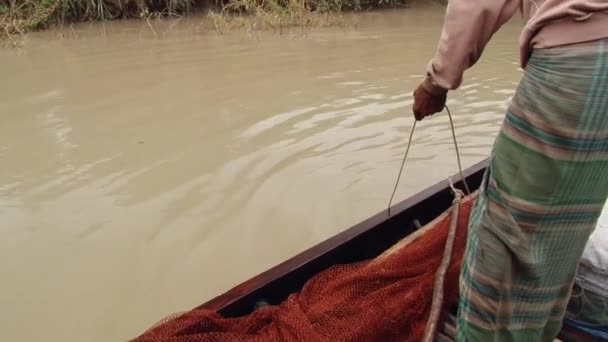 Pescadores pescan con nutrias en uno de los cañones del Parque Nacional Sundarbans en Mongla, Bangladesh . — Vídeos de Stock