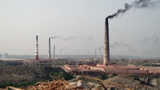 Contaminantes aire tubos de fábricas de ladrillo en Dhakka, Bangladesh. — Vídeo de stock