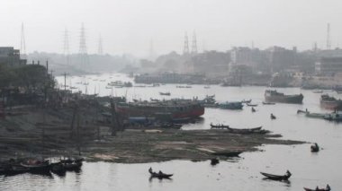 Dhaka sakinleri Buriganga Nehri'ni dakka, Bangladeş.