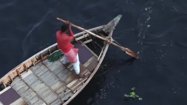 Einwohner von Dhaka überqueren den Fluss Buriganga in Dhaka, Bangladesh. — Stockvideo