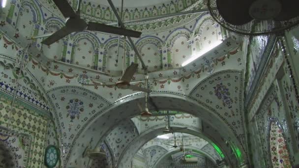 Interiér ze slavné hvězdy mešity v Dháce, Bangladéš. — Stock video