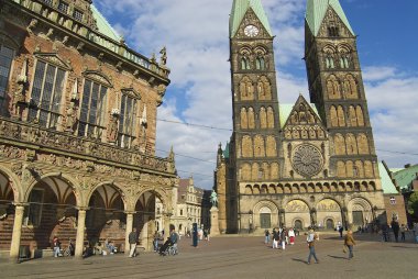 Tarihi Belediye Binası ve katedral içinde belgili tanımlık geçmiş Bremen, Almanya ile Meydanı'ndaki insanlar yürümek.