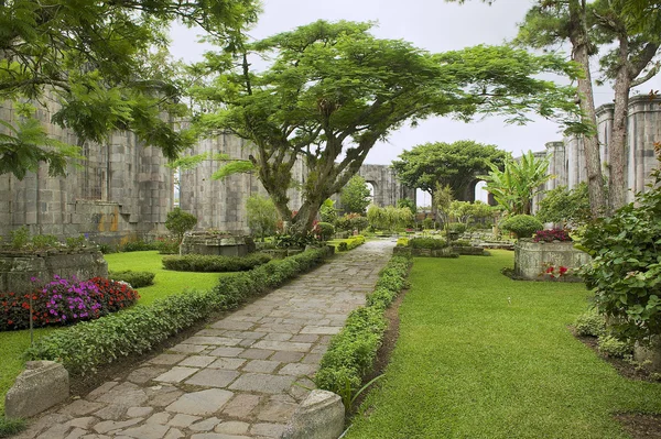 Exteriér ruin Santiago Apostol církve v Cartago, Kostarika. — Stock fotografie