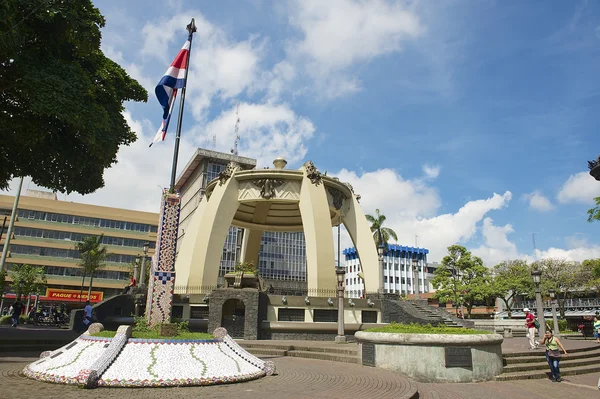 Ludzie chodzą w Central Parku w San Jose, Costa Rica. — Zdjęcie stockowe