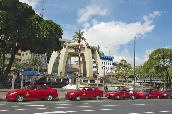 Rote taxis stehen am zentralen park in san jose, costa rica. — Stockfoto