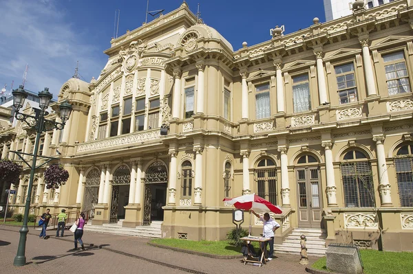 Menschen gehen vor dem alten postgebäude in san jose, costa rica. — Stockfoto