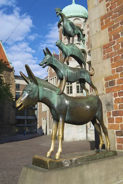 ブレーメン、ドイツのブレーメンの町の音楽家の像の外観. — ストック写真