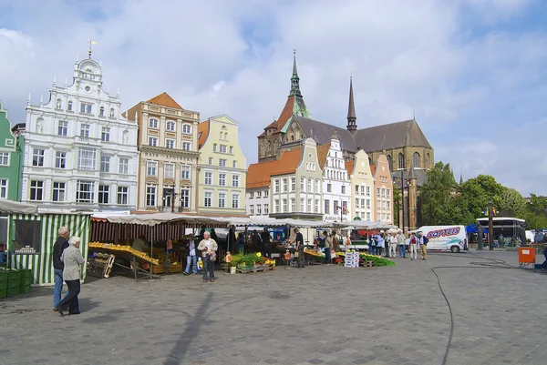 La gente camina por la plaza del Nuevo Mercado en Rostock, Alemania . — Foto de Stock