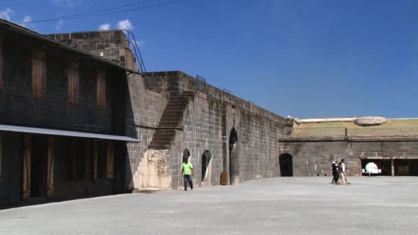 Mensen verkennen fort Adelaide in Port Louis, Mauritius. — Stockvideo