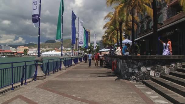 La gente cammina lungo il mare del Caucaso a Port Louis, Mauritius . — Video Stock