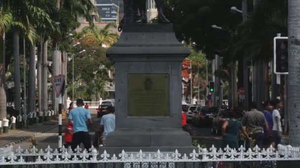 Εξωτερικό του το άγαλμα του Bertrand-Francois Mahe de La Bourdonnais Port Louis, Μαυρίκιος. — Αρχείο Βίντεο