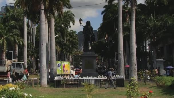Lidé chodí před sochou Bertrand-Francois Mahé de La Bourdonnais Port Louis, Mauricius. — Stock video