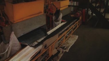 Siyah çay ulaşım hattı Bois Cheri, Mauritius çay fabrikasında taşındı kurutulmuş.