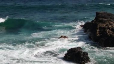 Hint Okyanusu dalgaları Gris Gris Souillac, Mauritius ünlü sahilinde siyah volkanik oluşum kayalara çarptı.