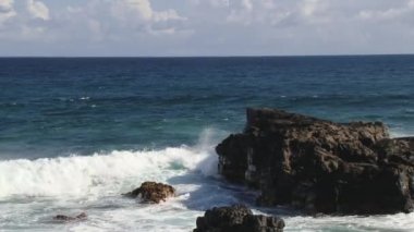 Hint Okyanusu dalgaları Gris Gris Souillac, Mauritius ünlü sahilinde siyah volkanik oluşum kayalara çarptı.