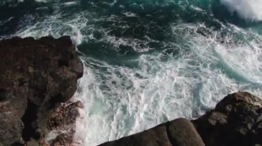 Hint Okyanusu dalgaları Gris Gris Souillac, Mauritius ünlü sahilinde siyah volkanik oluşum kayalara çarptı.