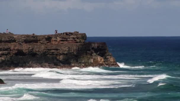 As pessoas apreciam a vista para o oceano Índico a partir das famosas rochas de formação vulcânica negra Gris Gris em Souillac, Maurício . — Vídeo de Stock