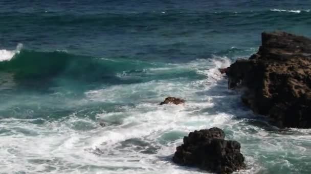 Indische Meereswellen treffen die schwarzen Felsen der Vulkanformation am berühmten Ufer des gris gris in souillac, mauritius. — Stockvideo