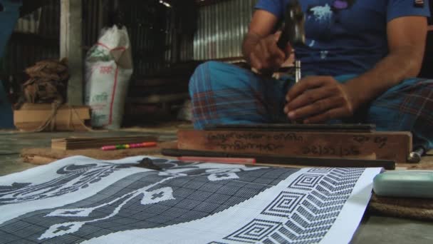 Man produces memory card for a jacquard loom in Tangail, Bangladesh. — Stock Video