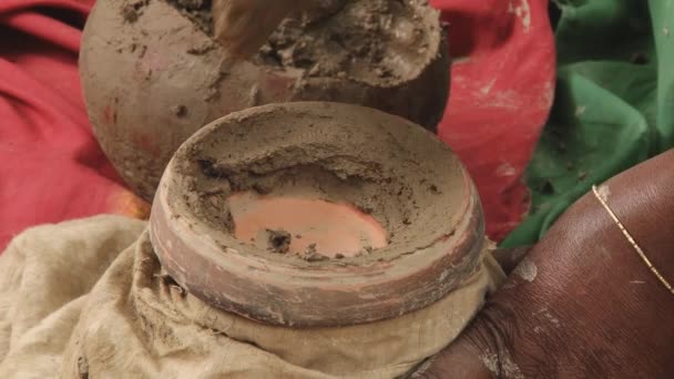 Mulher selos com panela de barro com sementes de arroz no banco de sementes Nayakrisgi em Tangail, Bangladesh . — Vídeo de Stock