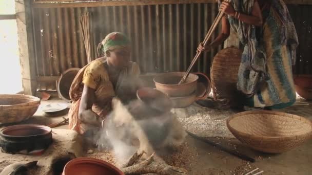 Nők termelnek hagyományos száraz sült rizs Tangail, Banglades. — Stock videók