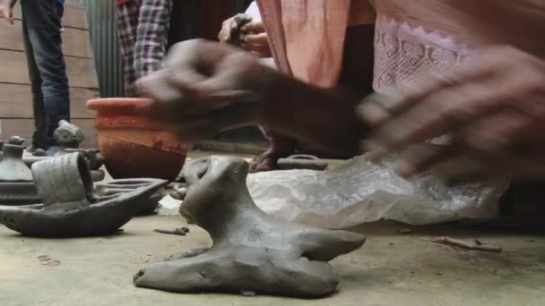 Nő díszíti hagyományos agyag játék Tangail, Banglades. — Stock videók