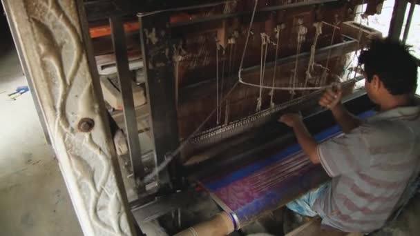 Mężczyzna splata tradycyjne tkaniny z starego Krosna w Tangail, Bangladesz. — Wideo stockowe