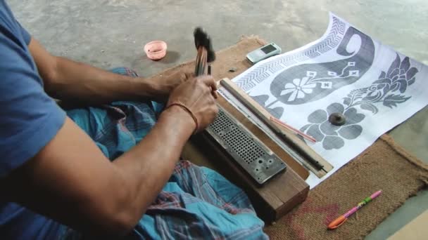 Mann produziert Speicherkarte für Jacquardwebstuhl in Tangail, Bangladesh. — Stockvideo