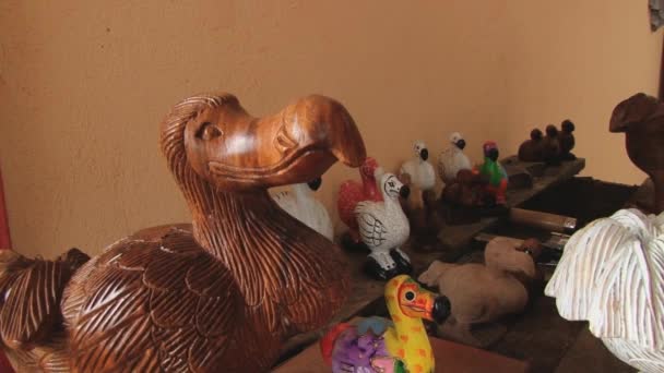 Man produceert houten figuur van Dodo zangvogels-Bois Cheri, Mauritius. — Stockvideo