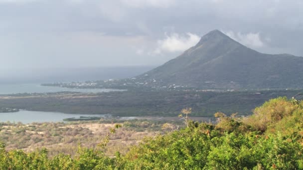 Vista panorâmica para o litoral e montanha da cidade de Curepip, ilha Maurícia . — Vídeo de Stock