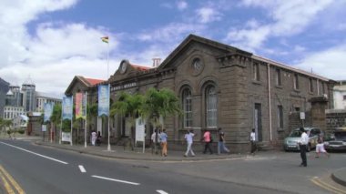 Port Louis, Mauritius bina tarihsel postane önünde insanlar yürümek.