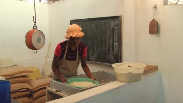 Kadın bisküvi üretim Biscuiterie Rault Mahebourg, Mauritius, manyok un hazırlar. — Stok video