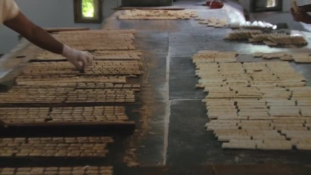 Le donne cucinano biscotti alla manioca presso la famosa Biscuiterie Rault a Mahebourg, Mauritius . — Video Stock