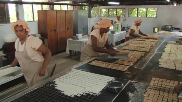 Las mujeres cocinan galletas de yuca en la famosa Biscuiterie Rault en Mahebourg, Mauricio . — Vídeos de Stock