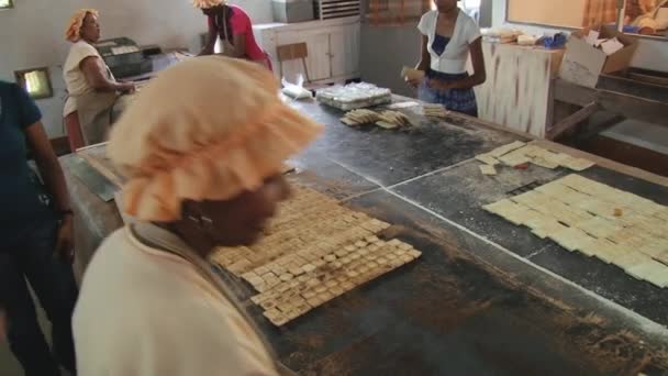 Vrouwen koken cassave koekjes op de beroemde Biscuiterie Rault in Mahébourg, Mauritius. — Stockvideo