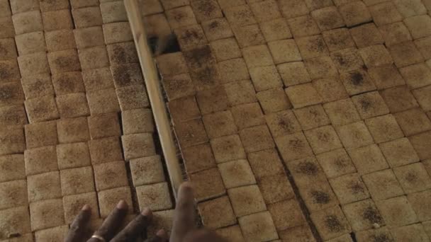 Γυναίκα μαγειρεύει μανιόκα μπισκότα στο το διάσημο Biscuiterie Rault Mahebourg, Μαυρίκιος. — Αρχείο Βίντεο