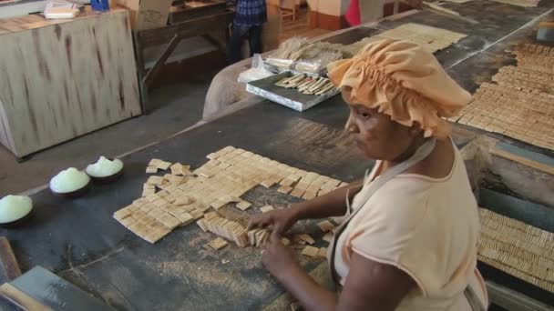 Kadın ünlü Biscuiterie Rault Mahebourg, Mauritius, manyok bisküvi yemek. — Stok video