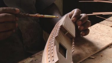 Adam Curepipe, Mauritius bir atölyede ahşap gemi modeli üretir.