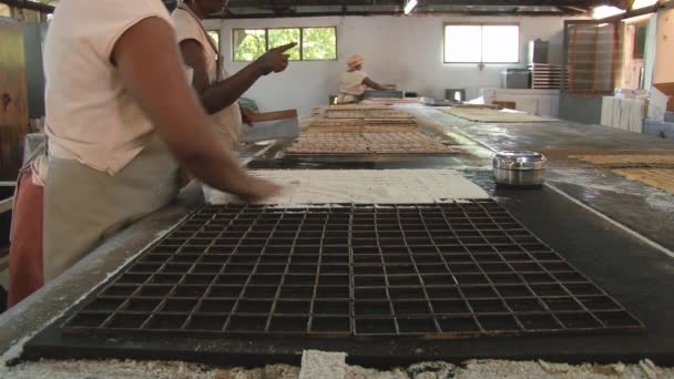 Nők főzni manióka keksz: a híres Biscuiterie Rault Mahebourg, Mauritius. — Stock videók