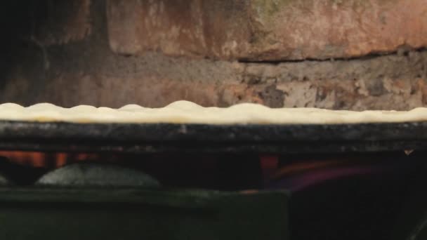 Pão pitta fino tradicional sendo cozido no fogão a gás em Curepipe, Maurício . — Vídeo de Stock