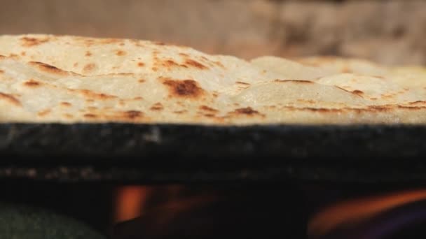 Pão pitta fino tradicional sendo cozido no fogão a gás em Curepipe, Maurício . — Vídeo de Stock