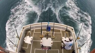 Onboard balıkçı teknesi Flic En Flac, Mauritius balıkçılık çubuklar ve silindirlerin adam hazırlar.